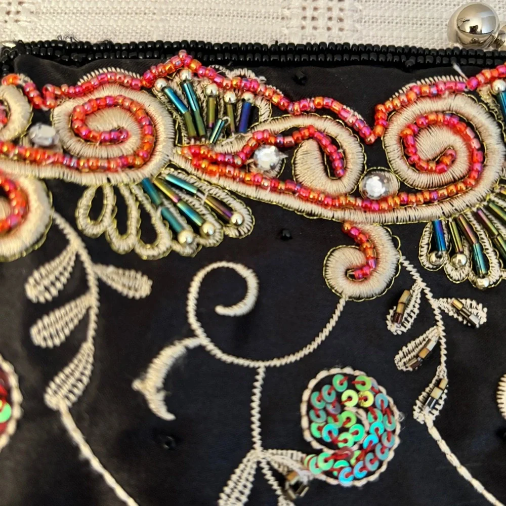 *SOLD* Vintage 90s ALDO Beaded and Sequin Clutch - Picture 8 of 8